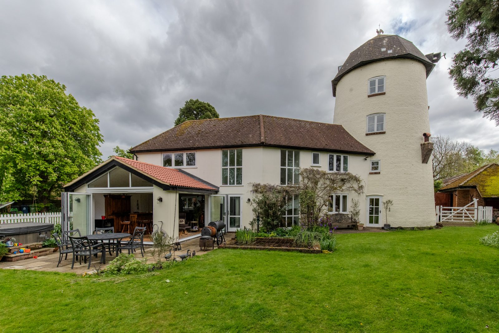 Grade II listed English cottage with lime-rendered walls, clay pantile roof and leaded windows